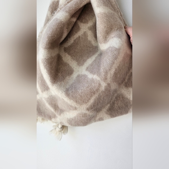 KIT Accessories Beige and Cream Geometric Scarf with Fringes 17×75" - Picture 4 of 5